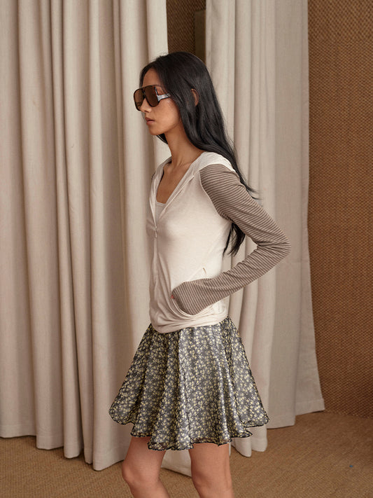 Stripe-contrasting hooded top