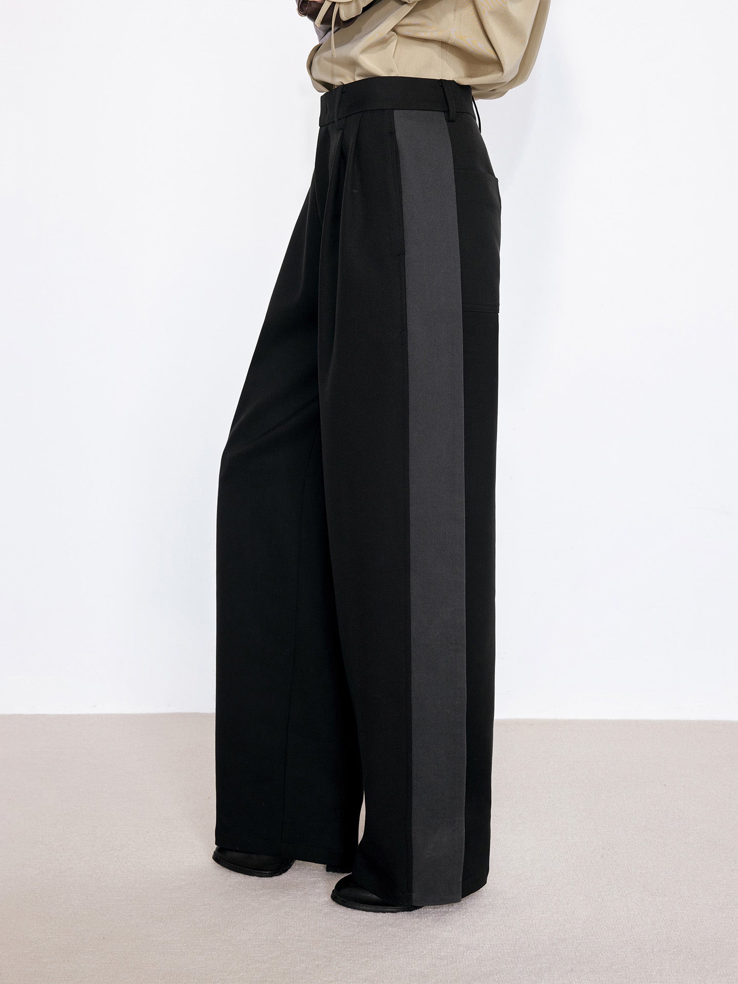 Contrast Side Seam Straight-Leg Double-Pleated Trousers