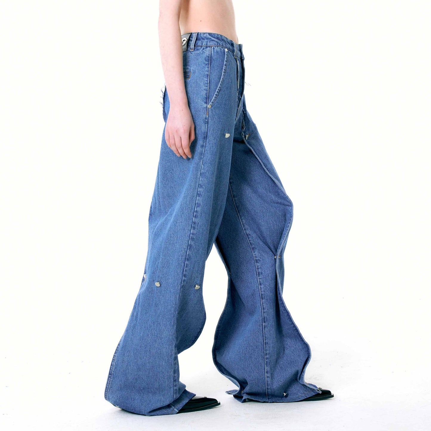 NUTH Button-designed Jeans